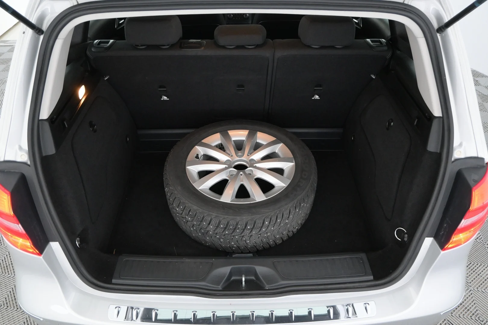 Car Image - 6Sl2BsVmZKFT3BxSWNHJYv