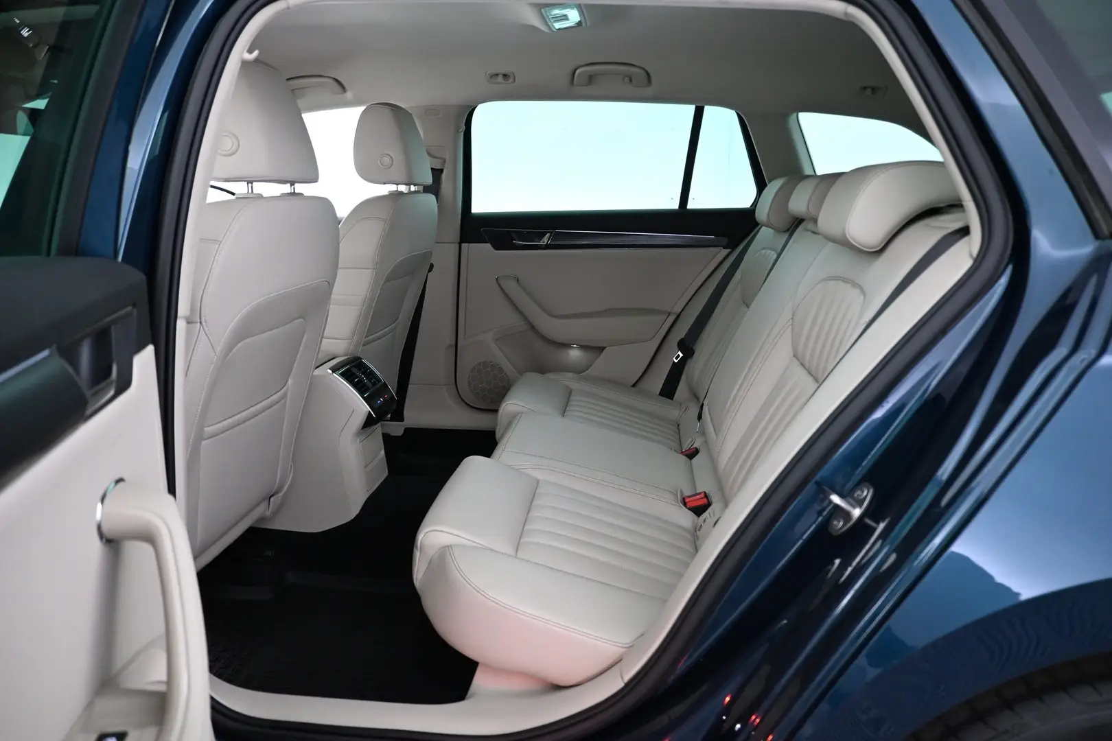 Car Image - 2sfBEFXzBDiBLKB4q5M40j