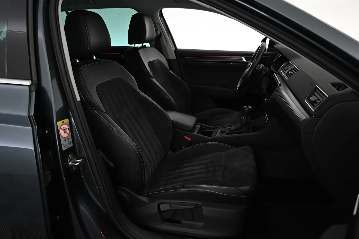 Car Image - 18XN1WL3c4vSF55U1BgOzL