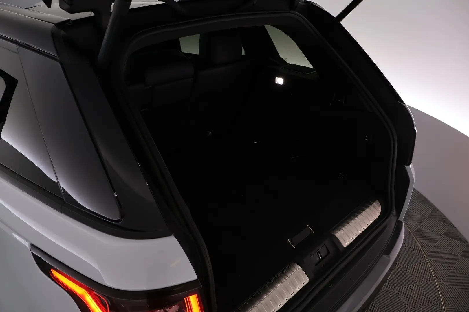 Car Image - 1fV3sgBhdwh82Hho9hR81m
