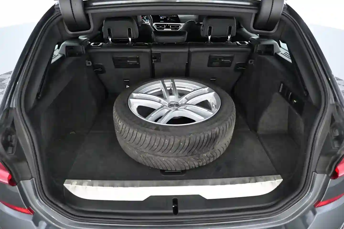 Car Image - 20VFwaiMmvD3LiscKKuCHJ