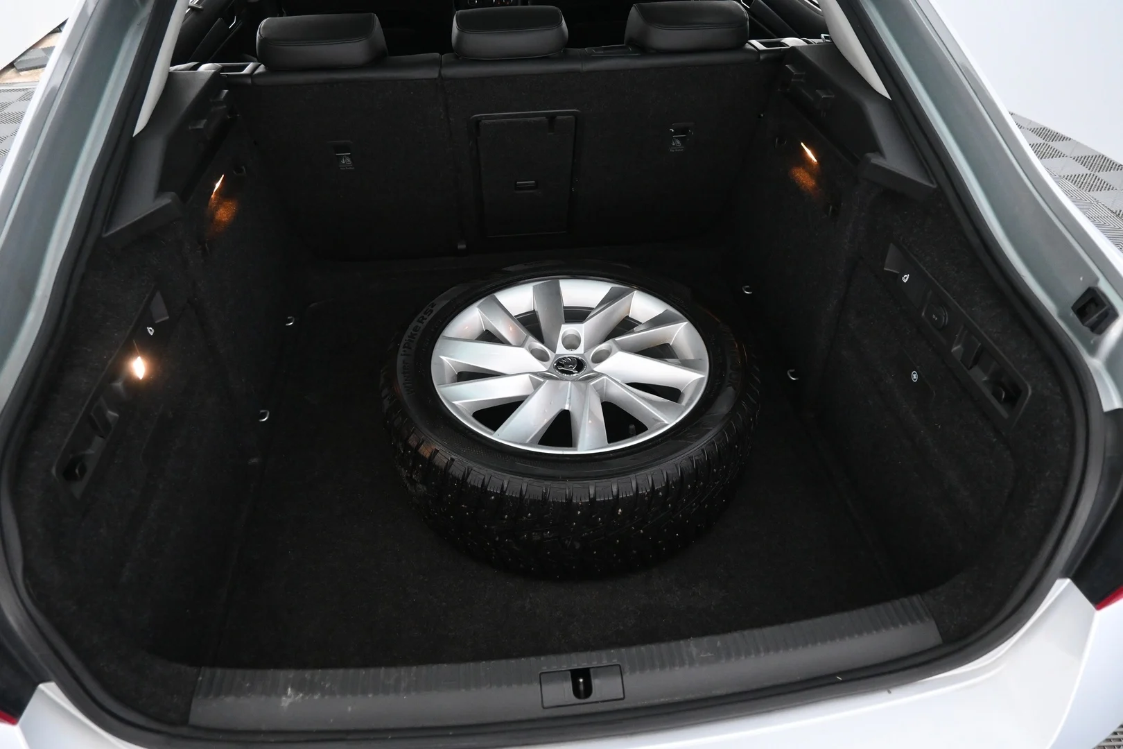 Car Image - gL70p8O1LgRdxLnnQ3AeD