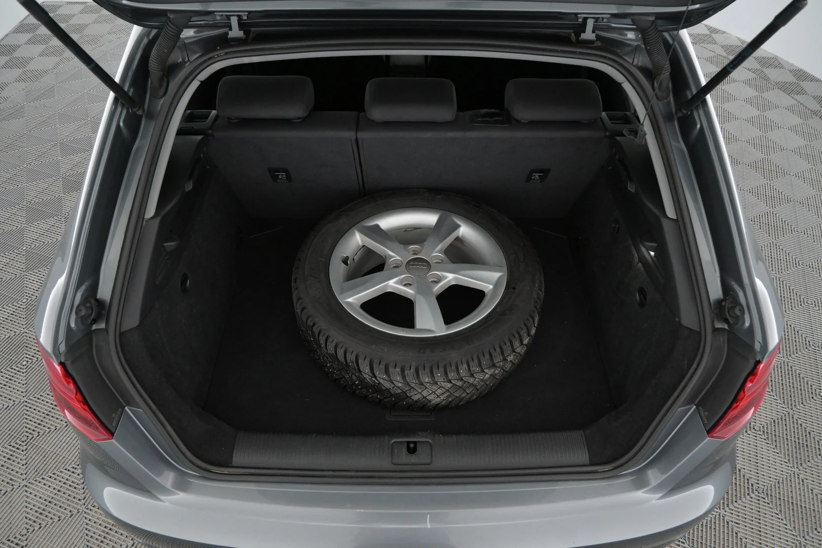 Car Image - 2rGMD2l5M6o9oUrx7TtkWC
