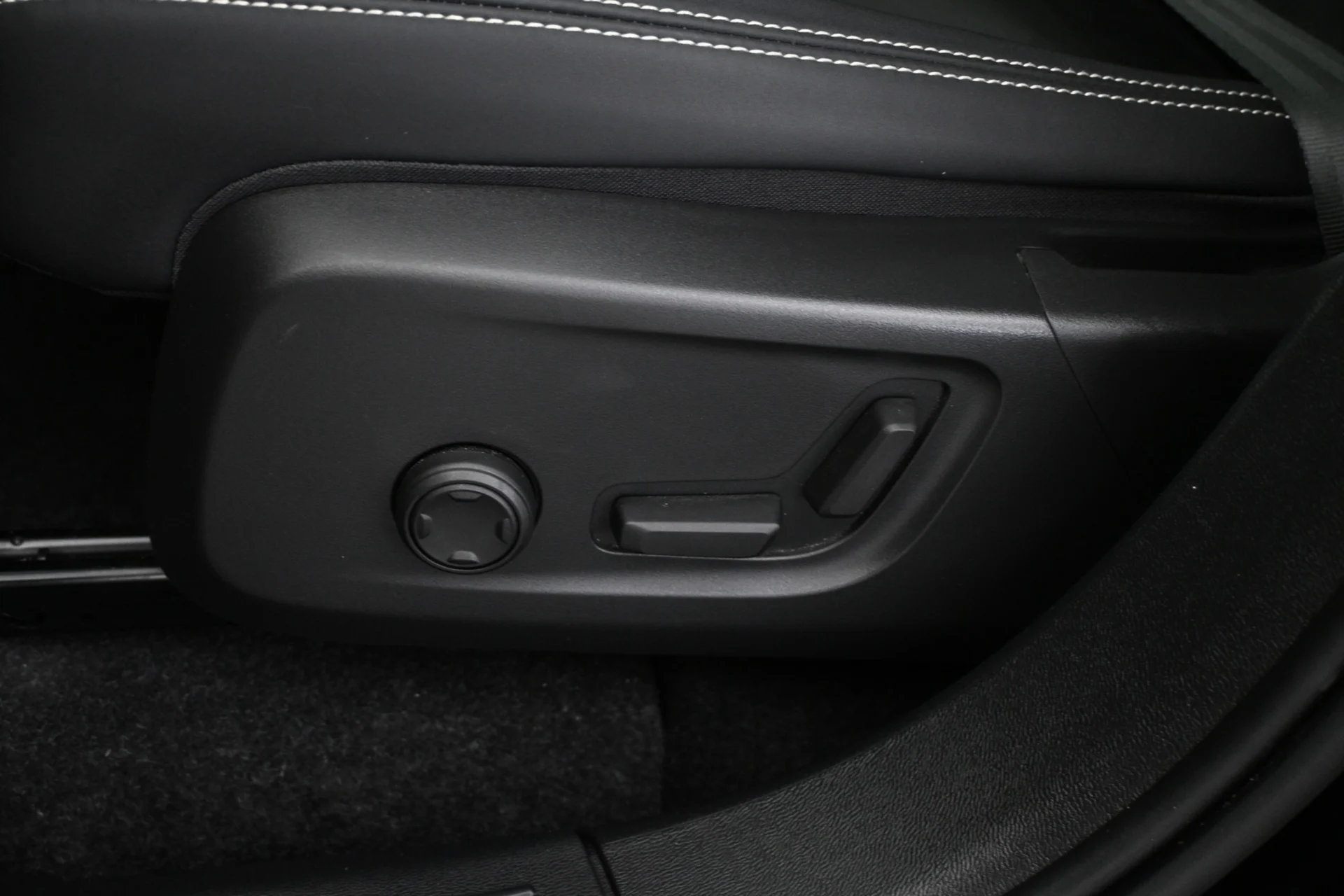 Car Image - 1luzKeOXComeMJFng3RC7Z