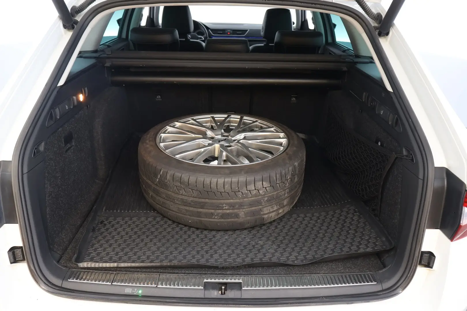 Car Image - 3Xb1gfBH5OfUhDmUNXWZVn