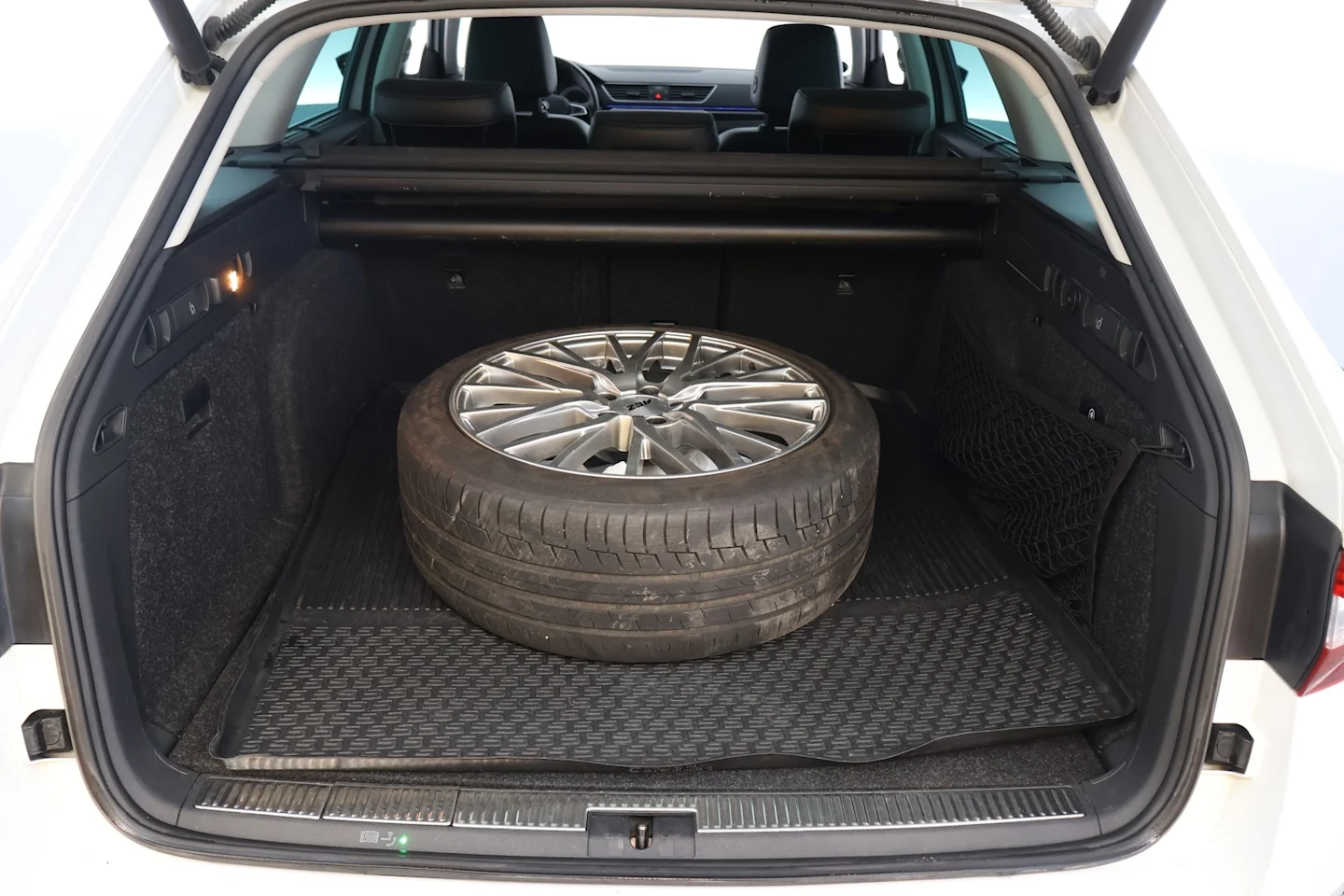 Car Image - 3Xb1gfBH5OfUhDmUNXWZVn