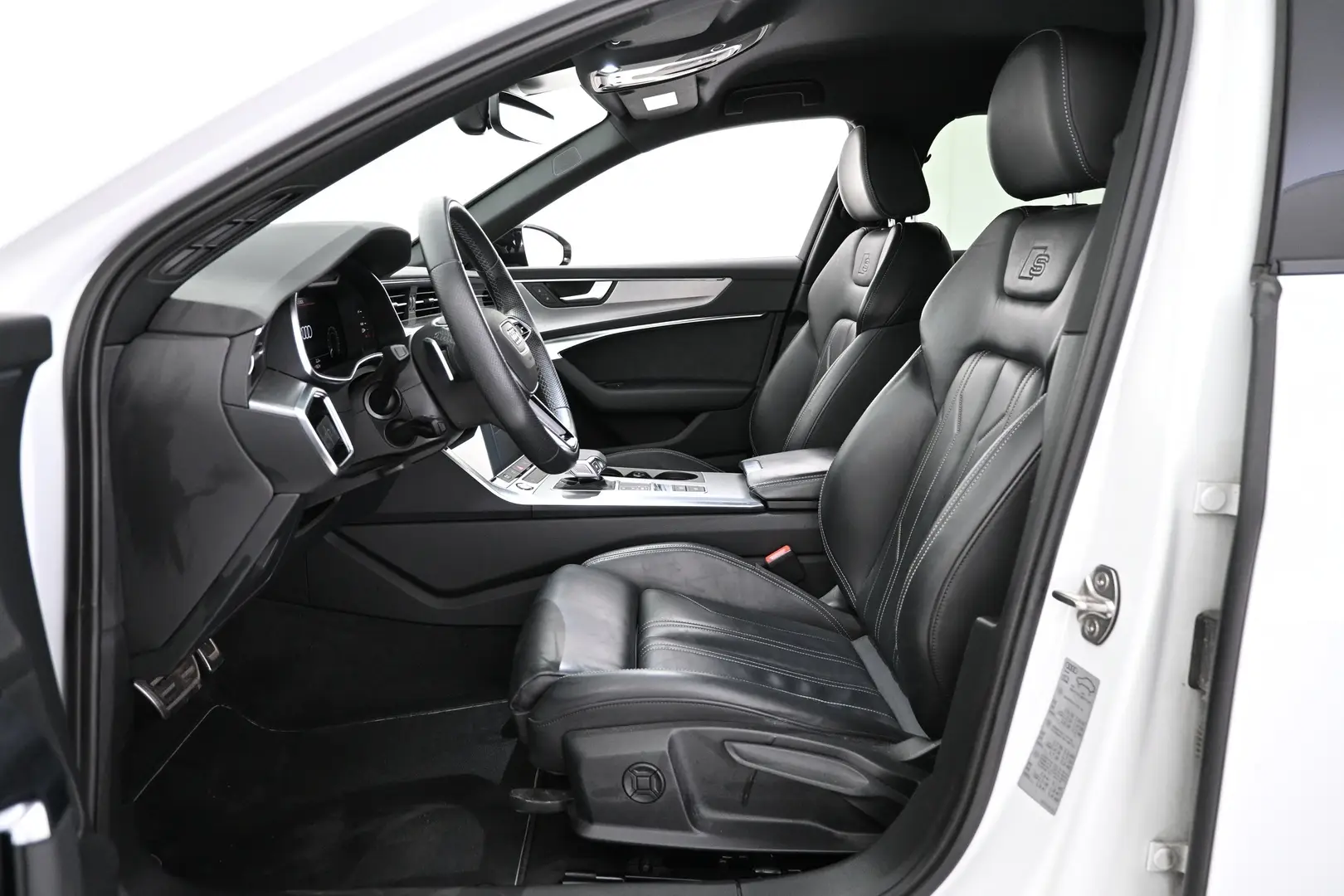 Car Image - 6yLeJR5cqTT8aHlxeuHXbr