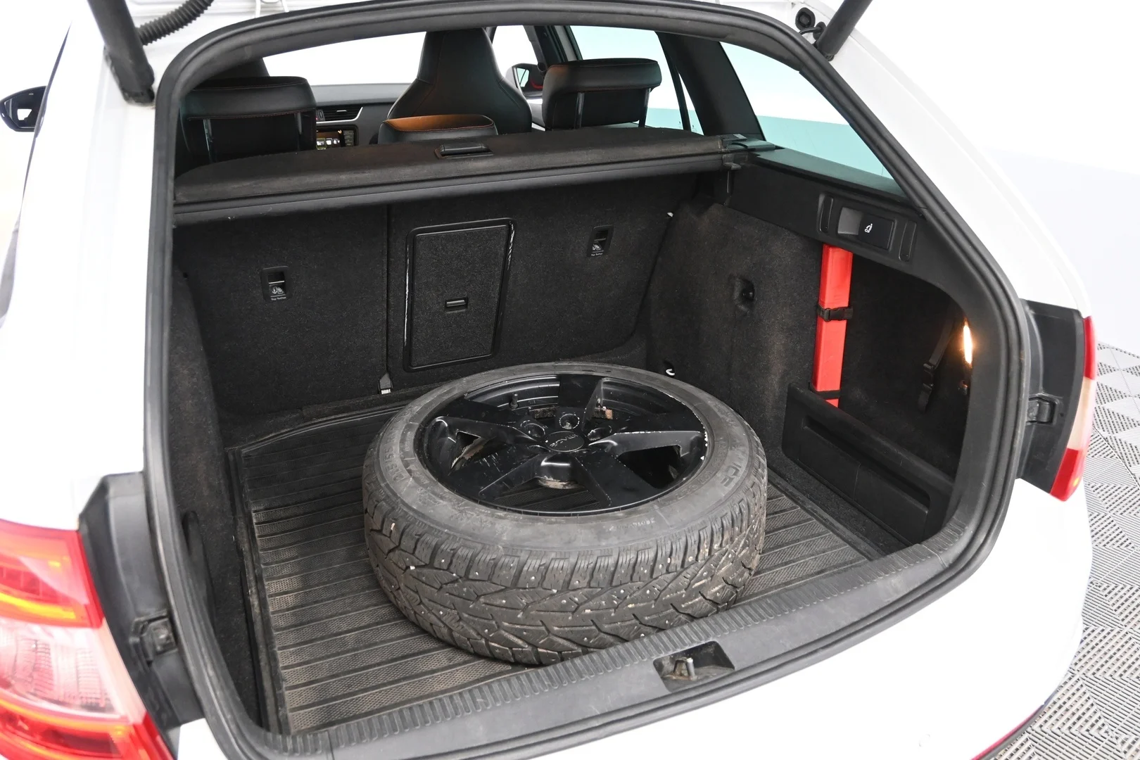 Car Image - 1YovOHW3QaEarbbtDP9Ac4
