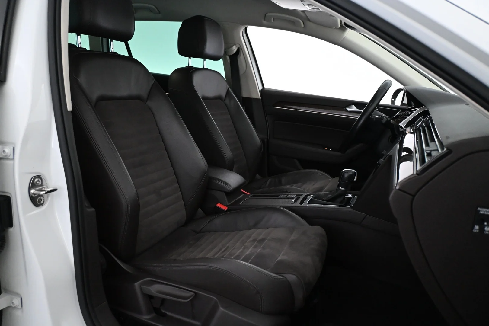 Car Image - 5WRp3vM7kTXiee2M5VPpzl