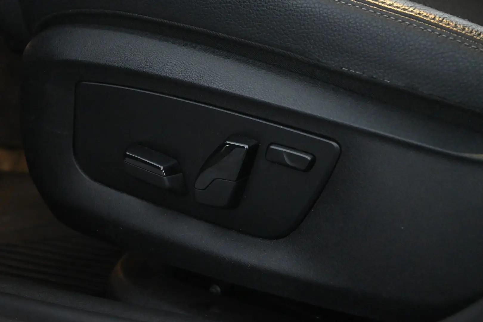 Car Image - 9RPNEC32VBFpnnaS7VdfA