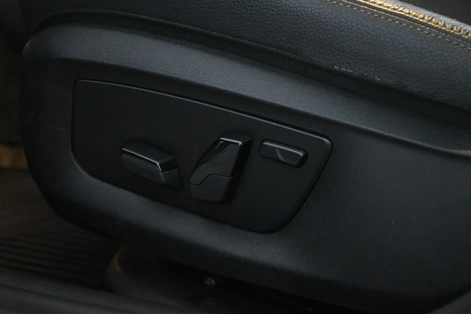 Car Image - 9RPNEC32VBFpnnaS7VdfA