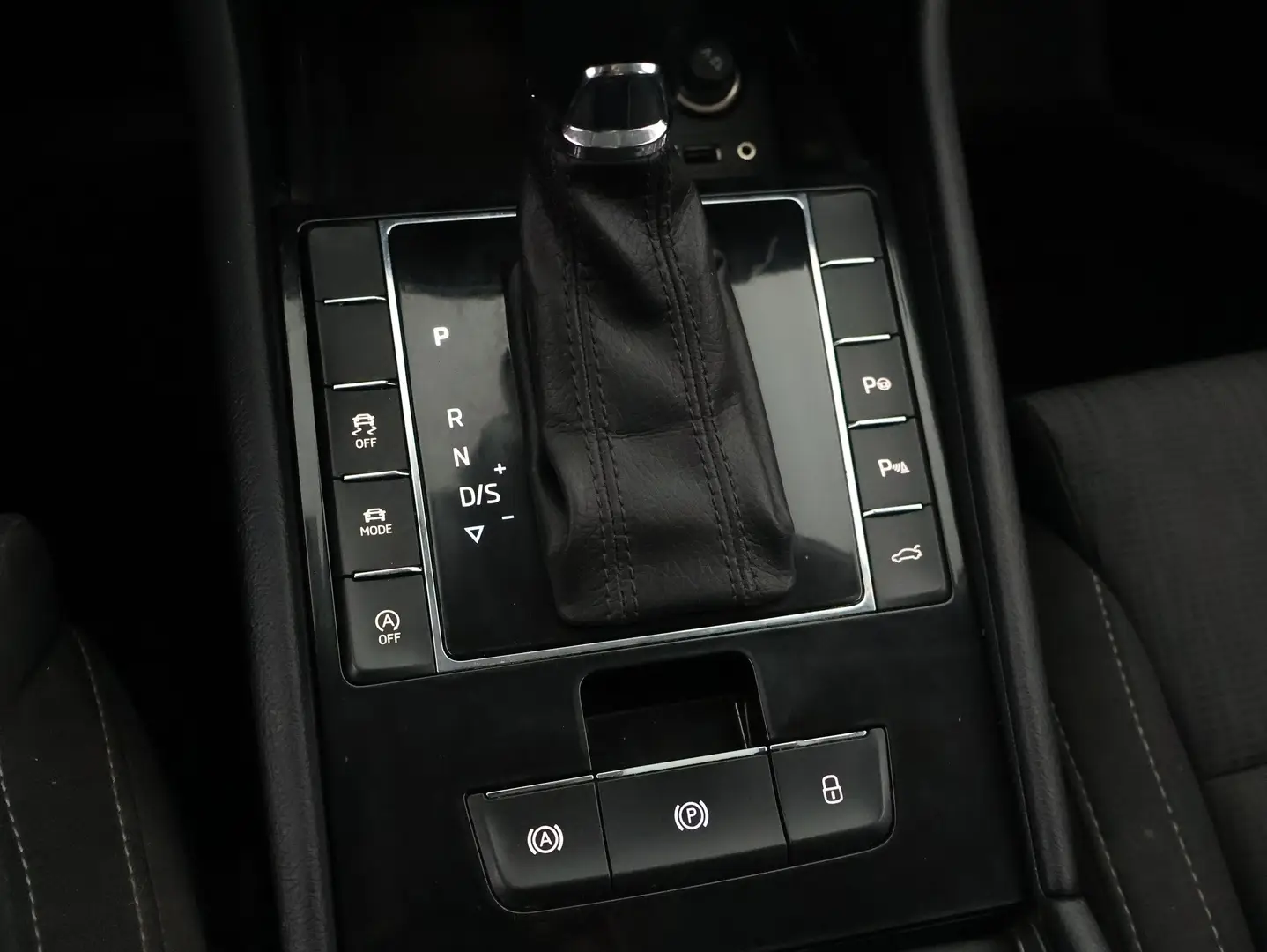 Car Image - 550j7H4KZzt3Dmg2VjLl23
