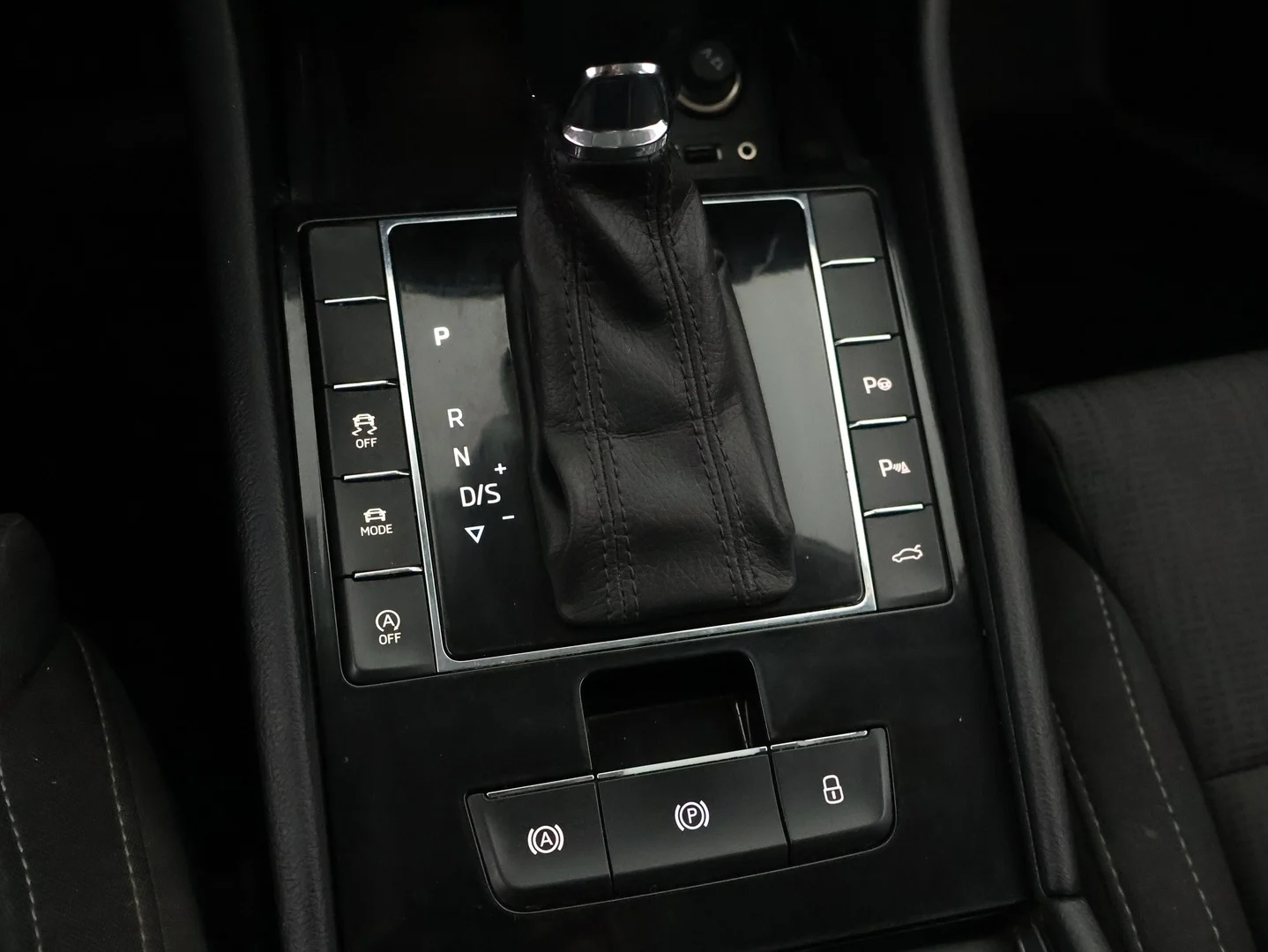 Car Image - 550j7H4KZzt3Dmg2VjLl23