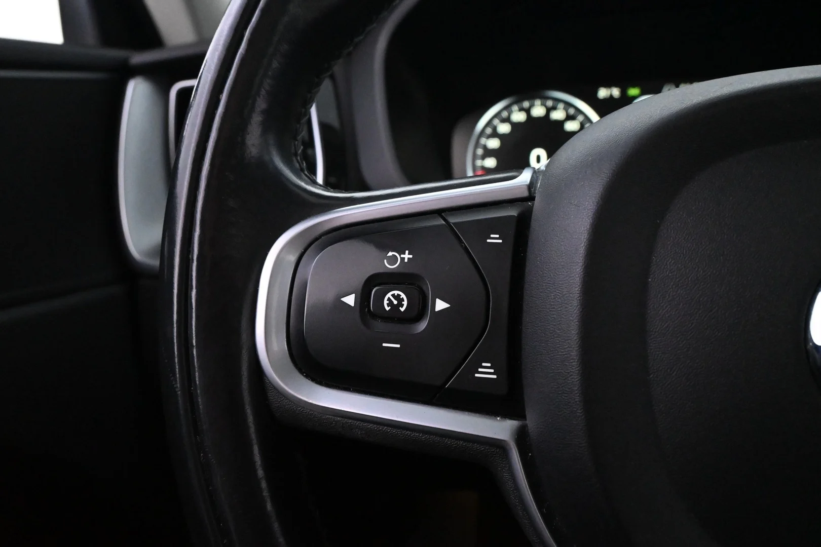 Car Image - 8Uq5UpF6b0Hrb57Fixt3t