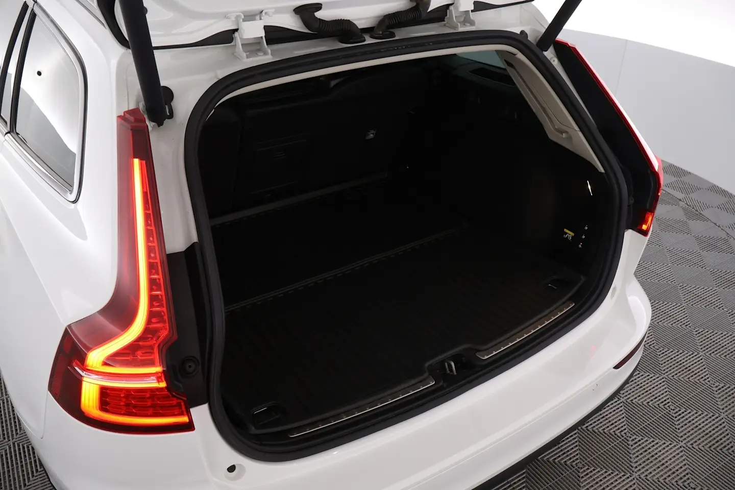 Car Image - 3Sy0VGOzb1xe2OFiJQBHXF