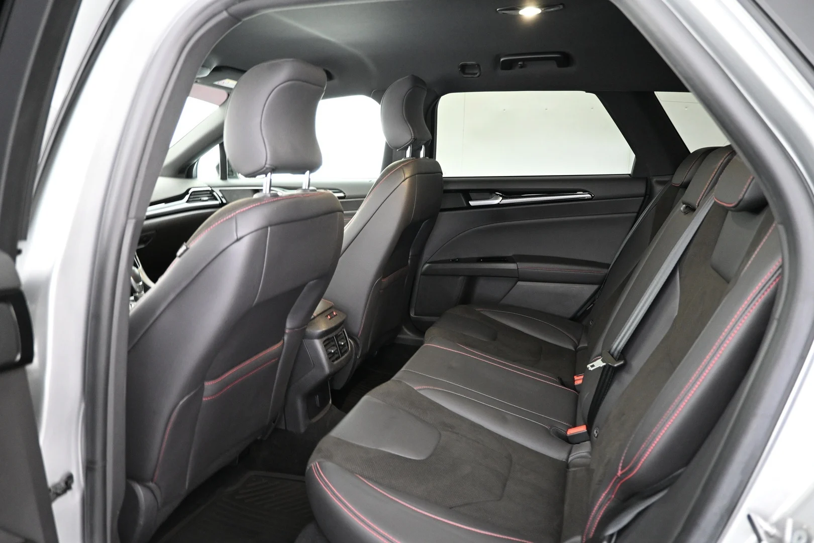 Car Image - 6A022aprEBIXfwimR3Vs95
