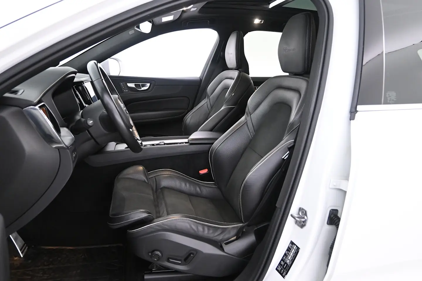 Car Image - 2yzWV51XqvpmKeDQhAbJEq