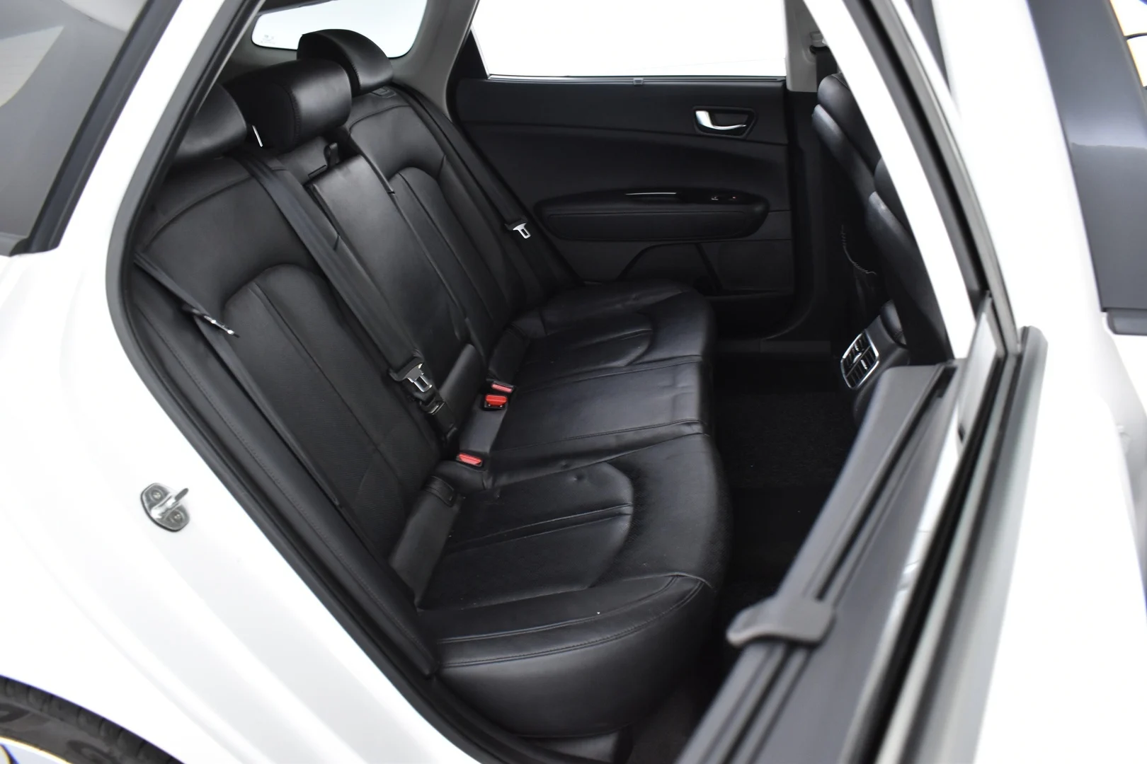 Car Image - 63sDiruQN9E2h88ctRZIrV