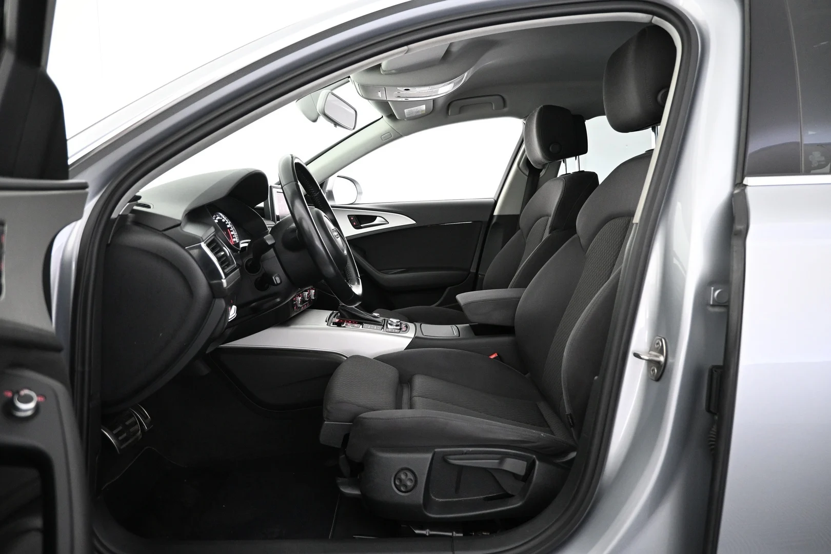 Car Image - 3EiiYGUp6XvJDncb9sjRMa