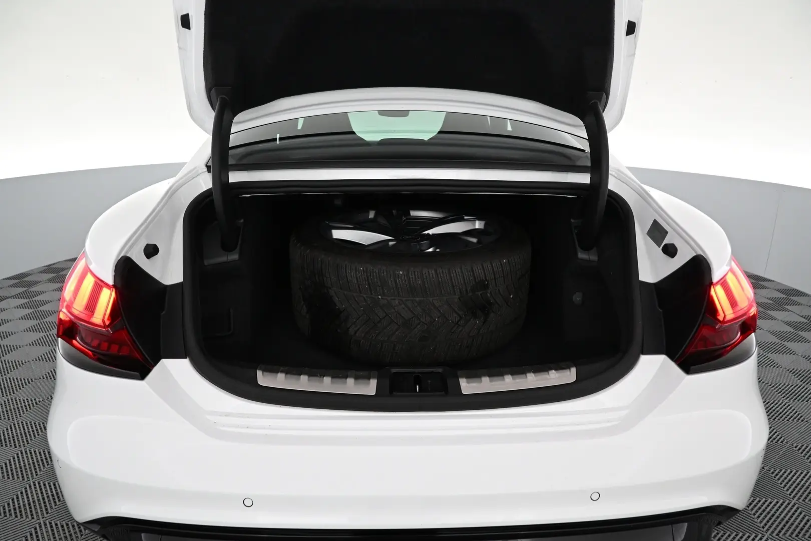 Car Image - 1dnZDa7Gf26mg8YeYR7d3u