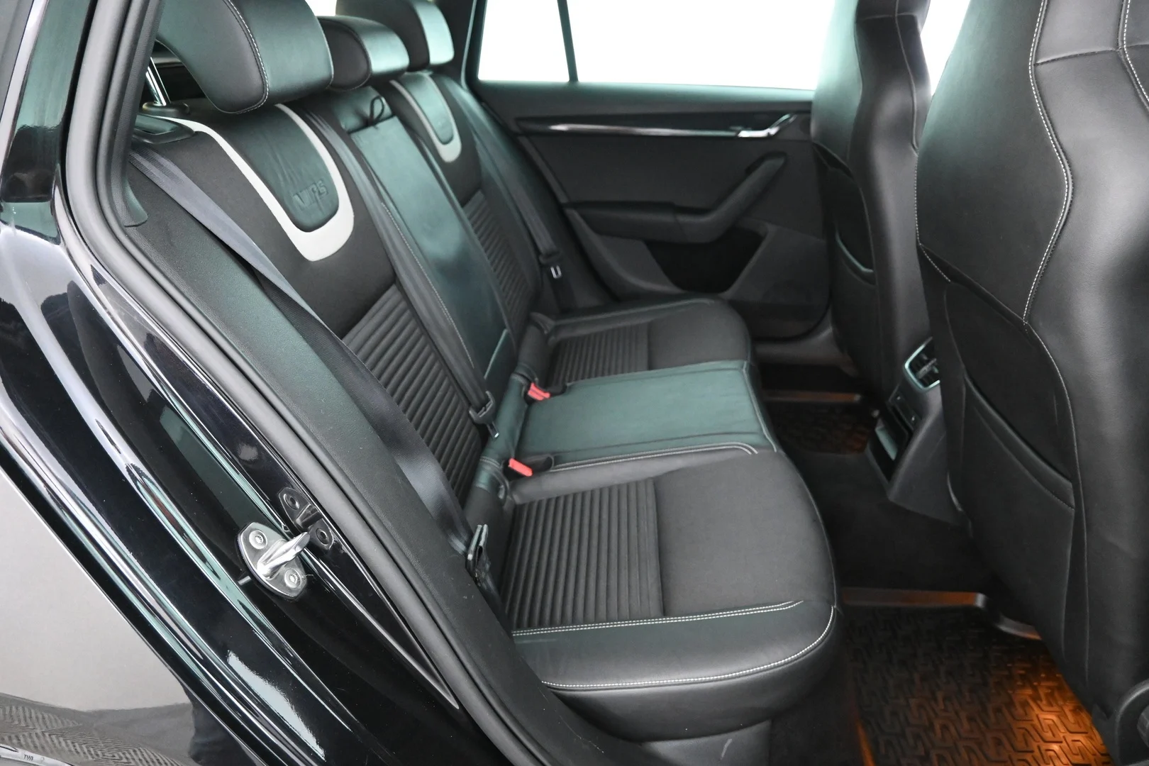 Car Image - 7BoVRSwA8klBZwFP0pbZy4