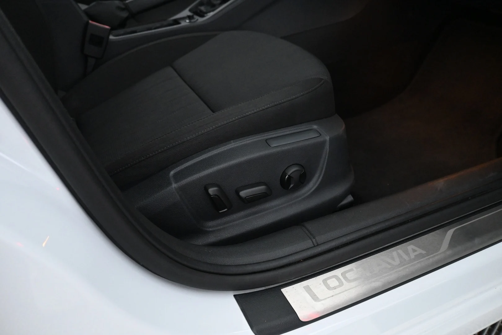 Car Image - 5dZYfmi7JaTR01KH4JQJJ1