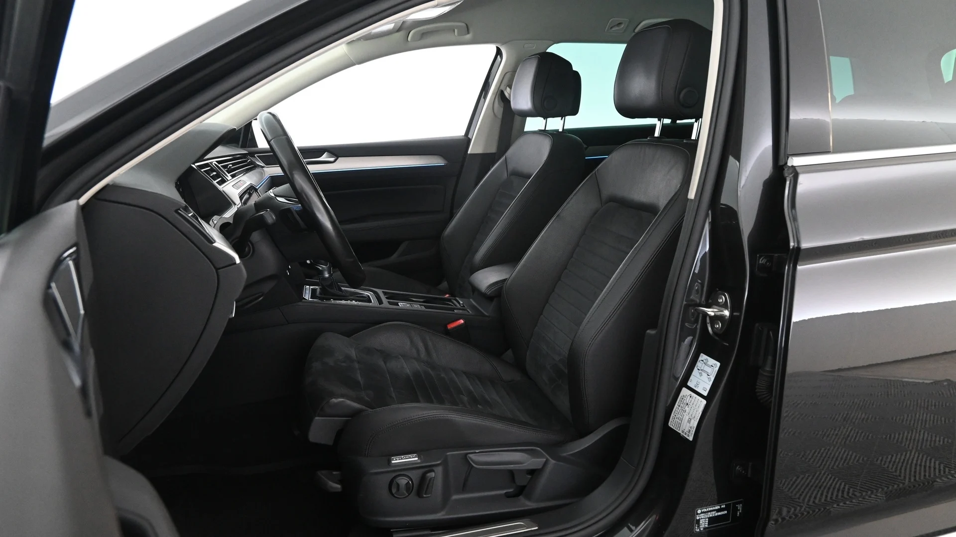 Car Image - 4B0pV65pFpob43ahMQOU9y