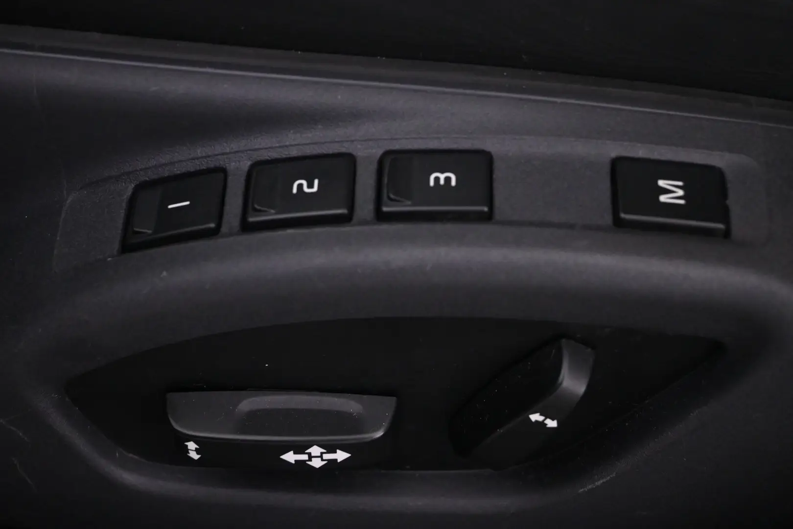 Car Image - 4AaJ5qpeFFk4AWf2ijj7zR