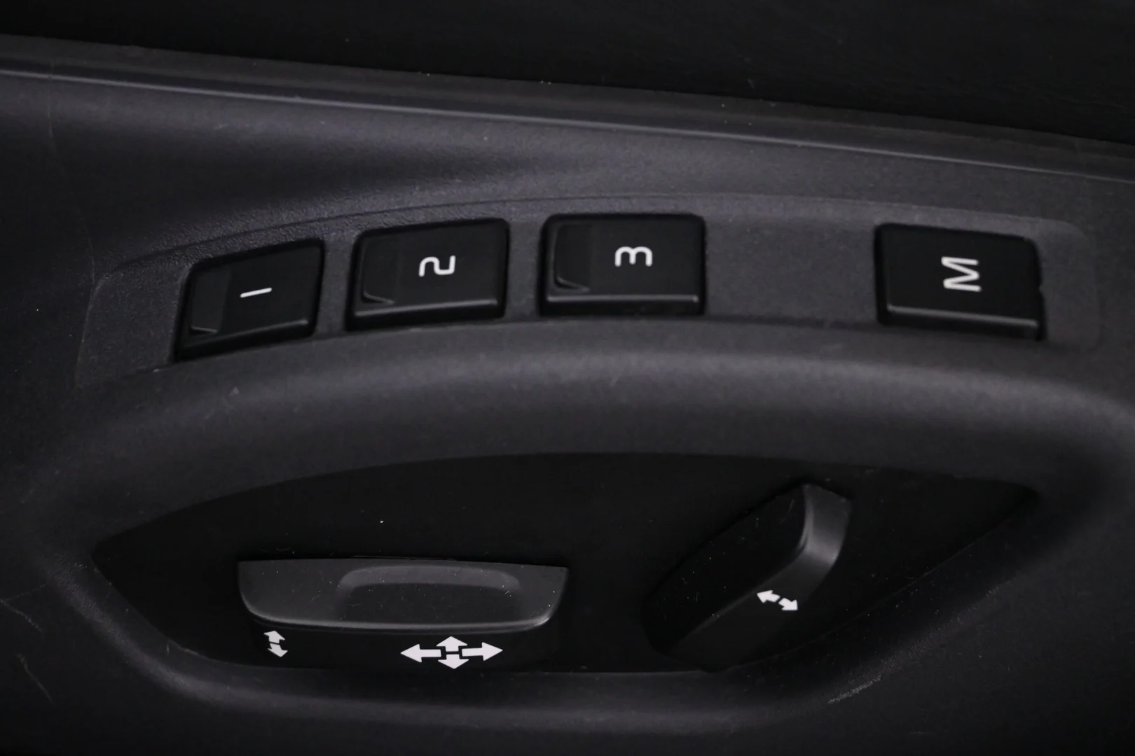 Car Image - 4AaJ5qpeFFk4AWf2ijj7zR
