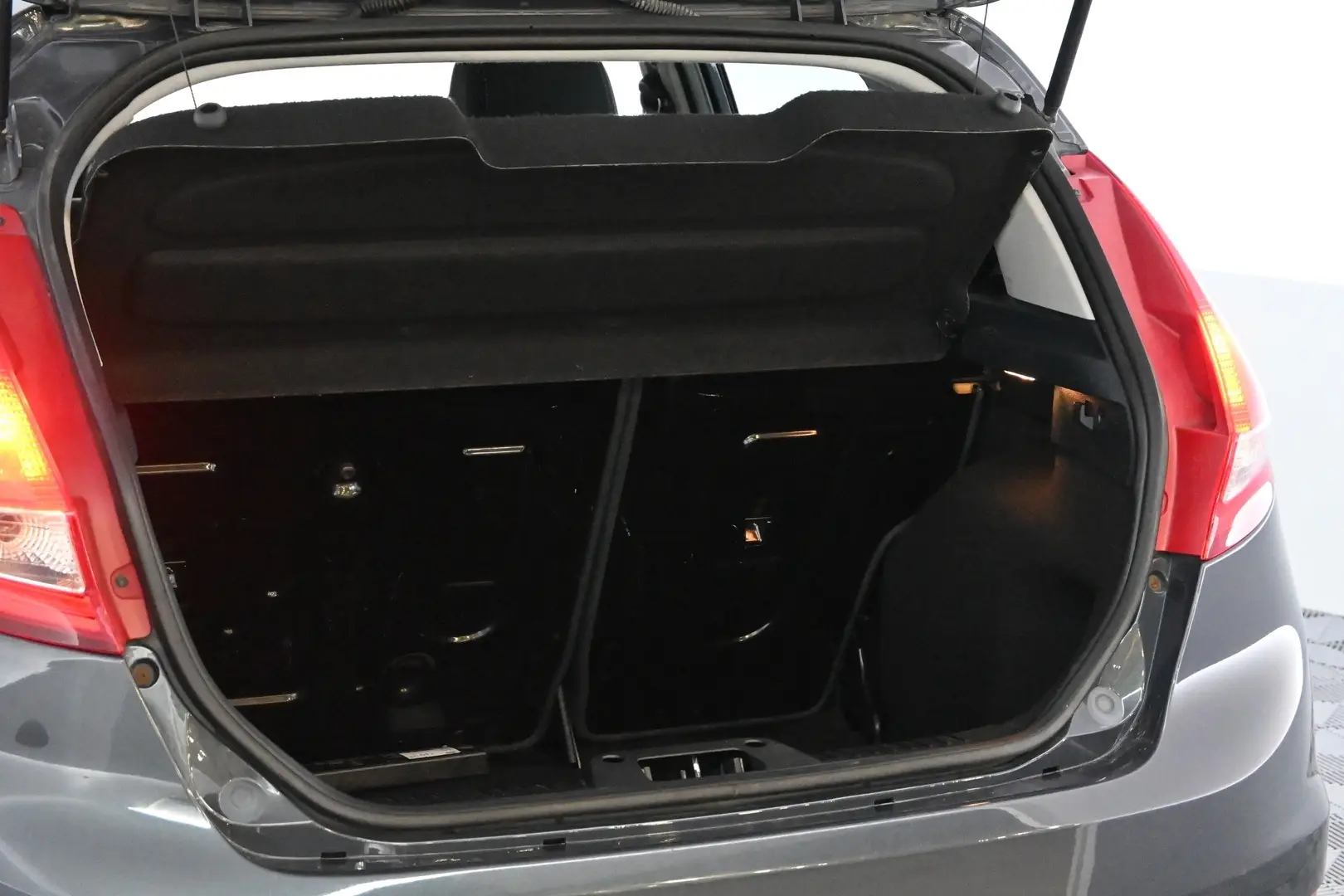 Car Image - 3ytGjuZwAALtMuRyTkGYPL