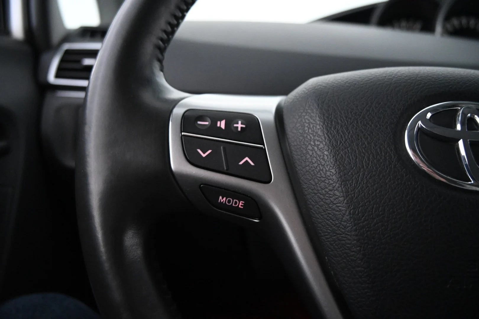 Car Image - 4xOVtSgMLuxktAIE0o2Vfn
