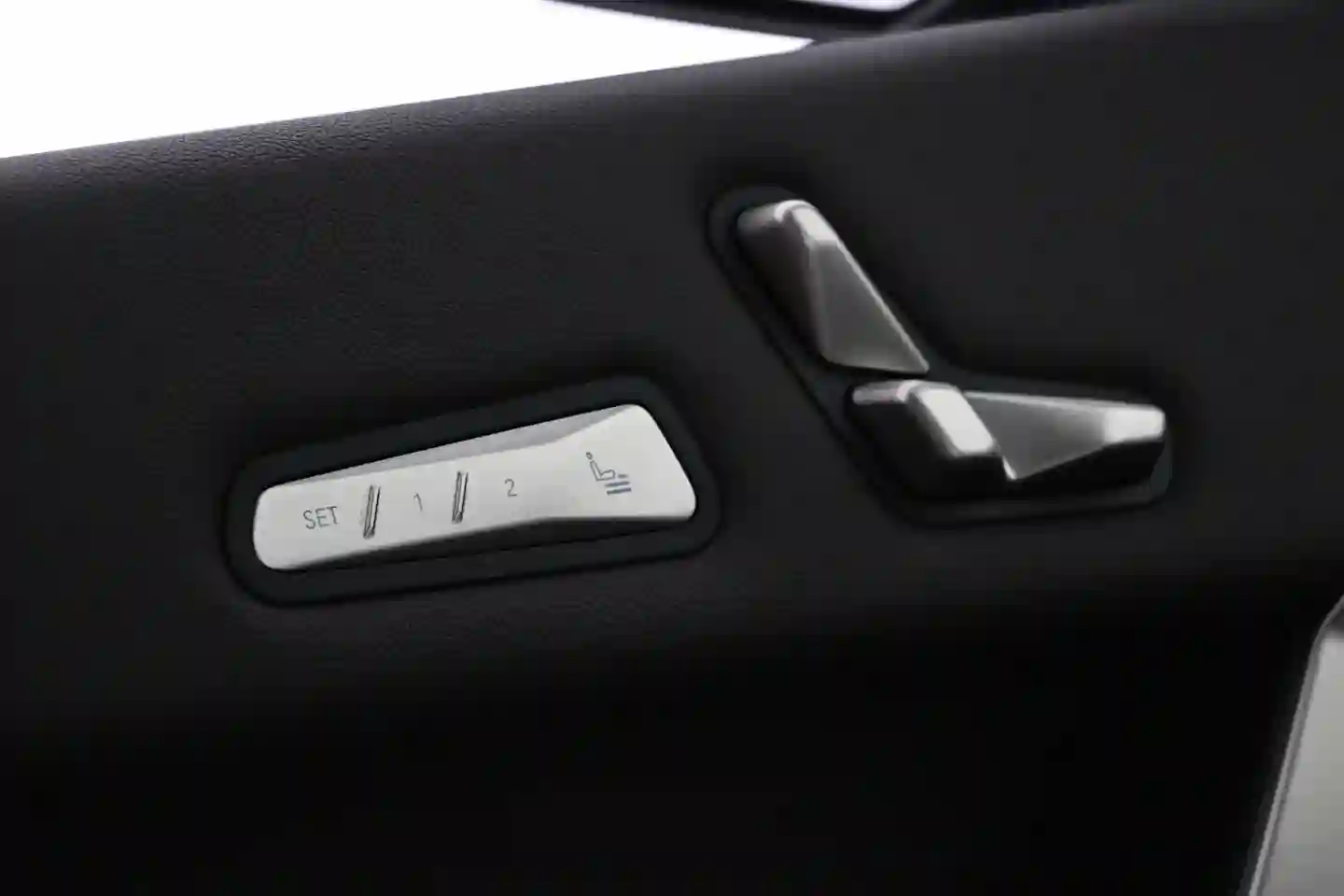 Car Image - 691eIaxDq35byf84DXfH5F