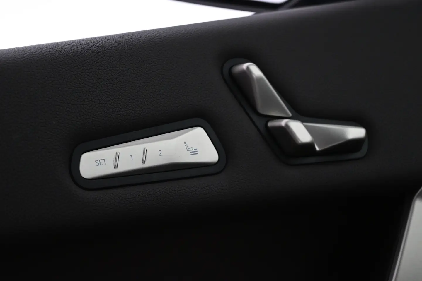 Car Image - 691eIaxDq35byf84DXfH5F
