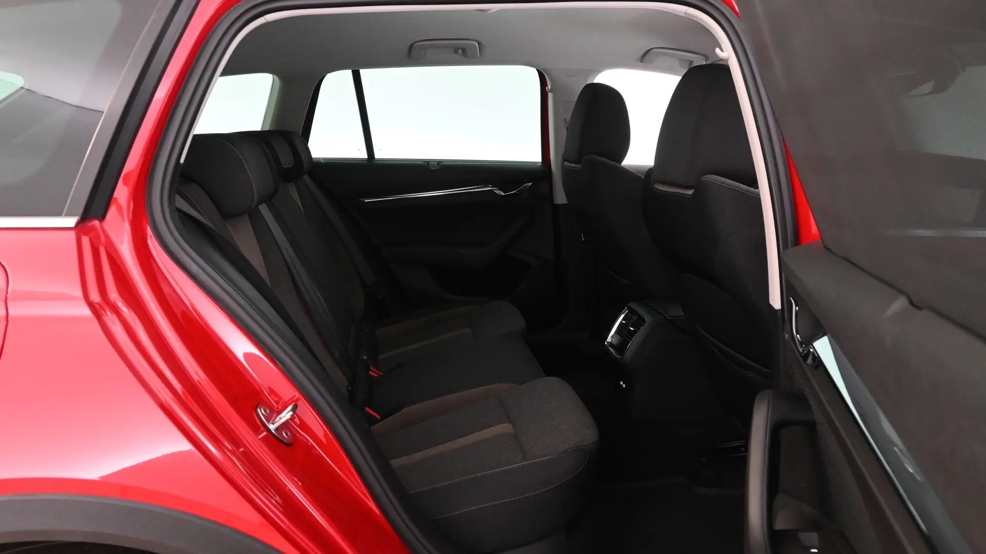 Car Image - 4asvYv8OmEsXSdr0dWaDBl