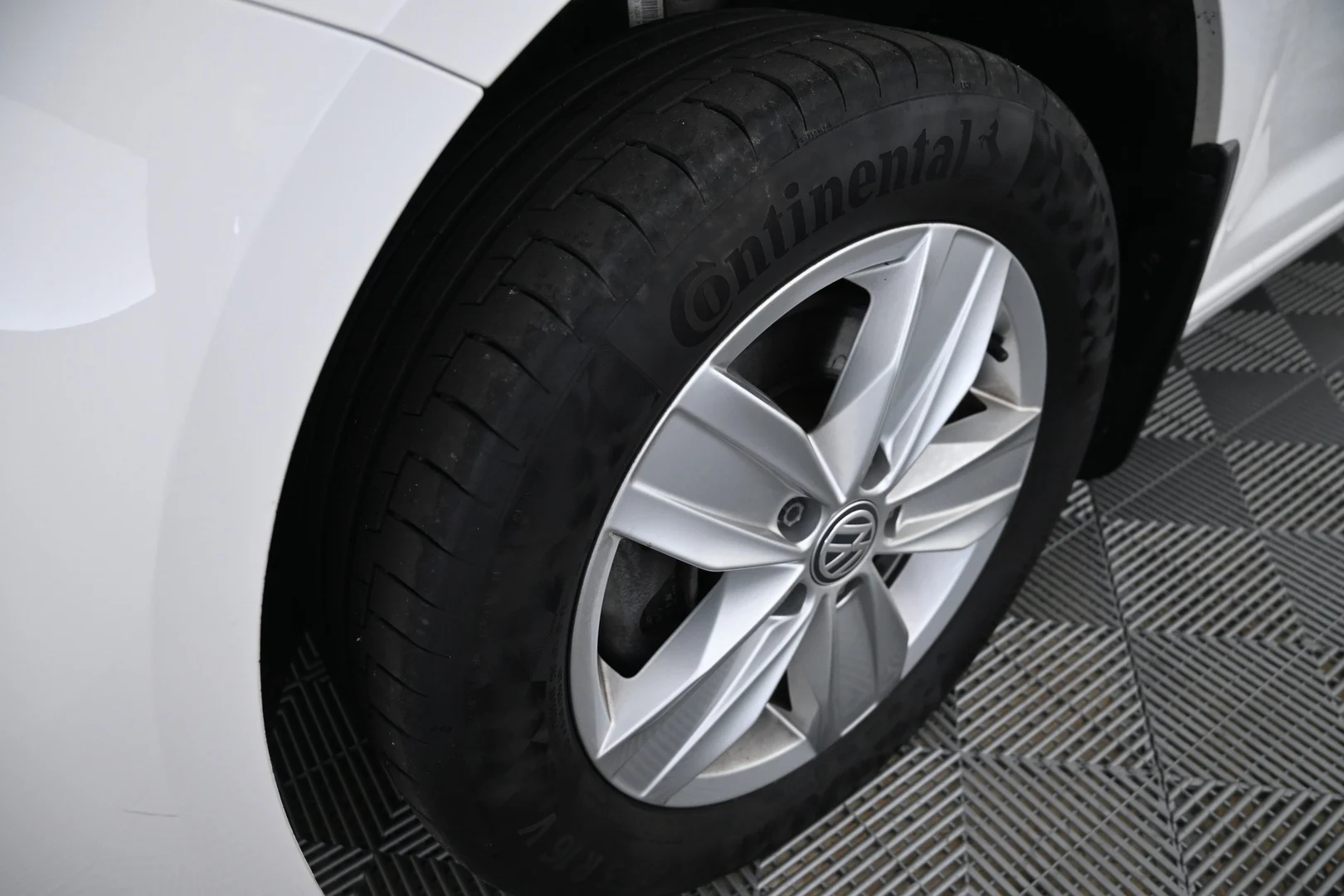 Car Image - 5P7IqyeVb5yBT8IccHFegG