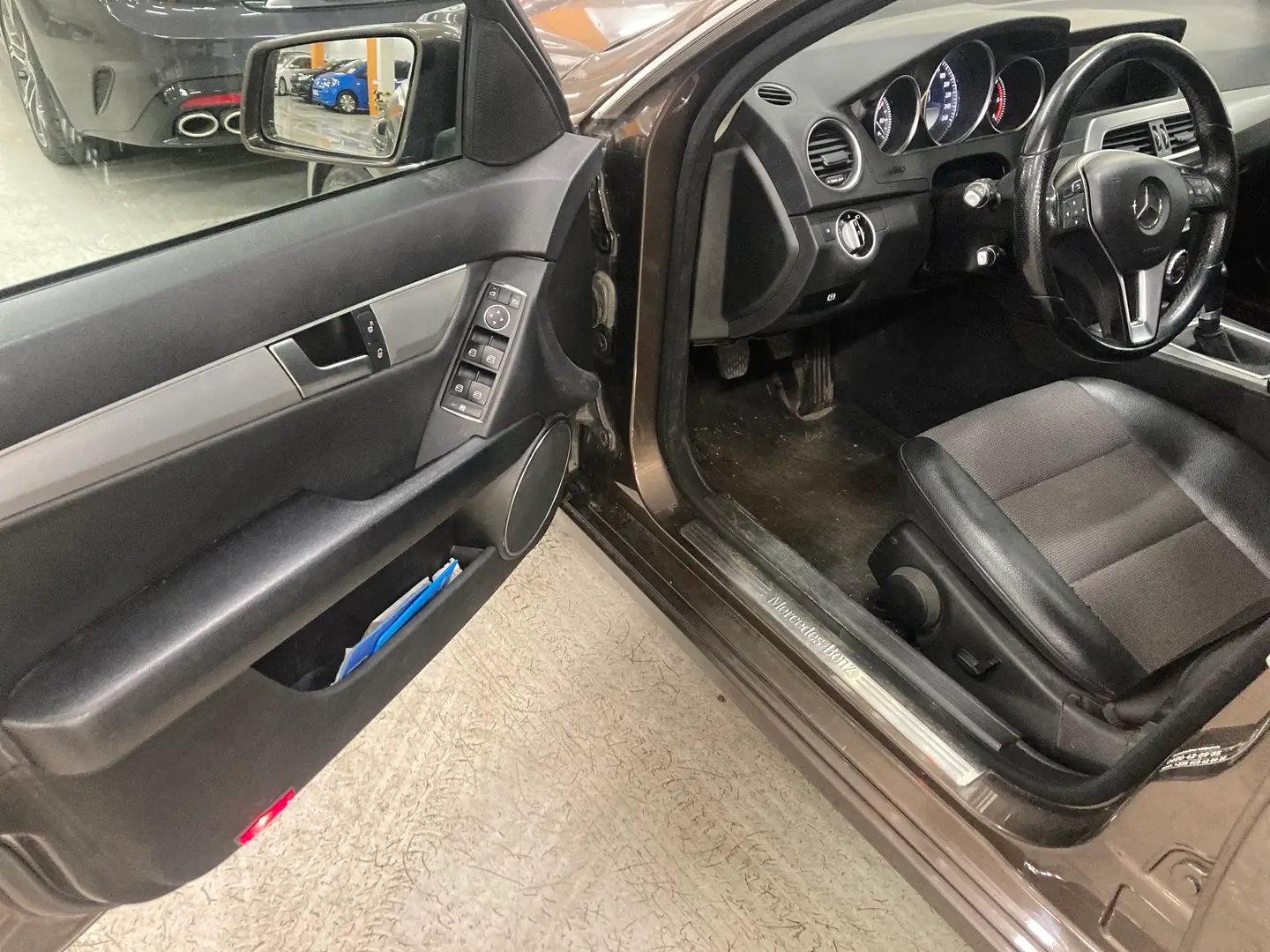 Car Image - 3wp9SC3AgRIXxzT9tjE24F