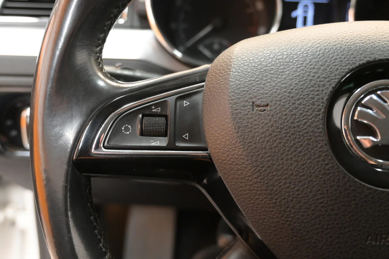 Car Image - 68oIiNnWaR4UYb1WUMnPM8