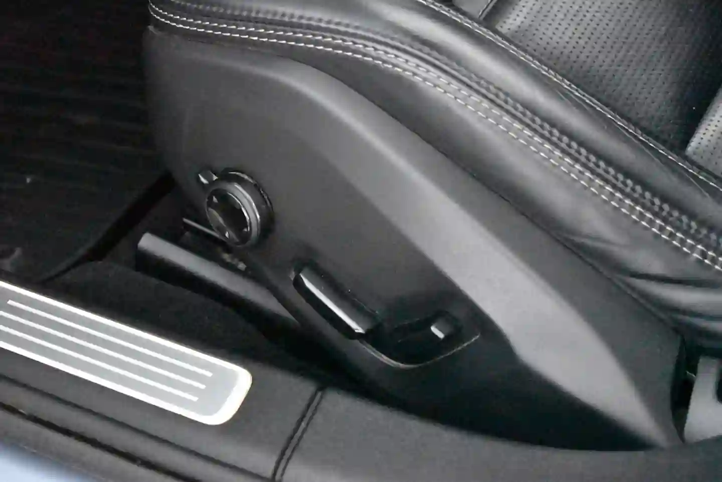Car Image - 44kxJzRqzvbMQyrDeUxTIZ