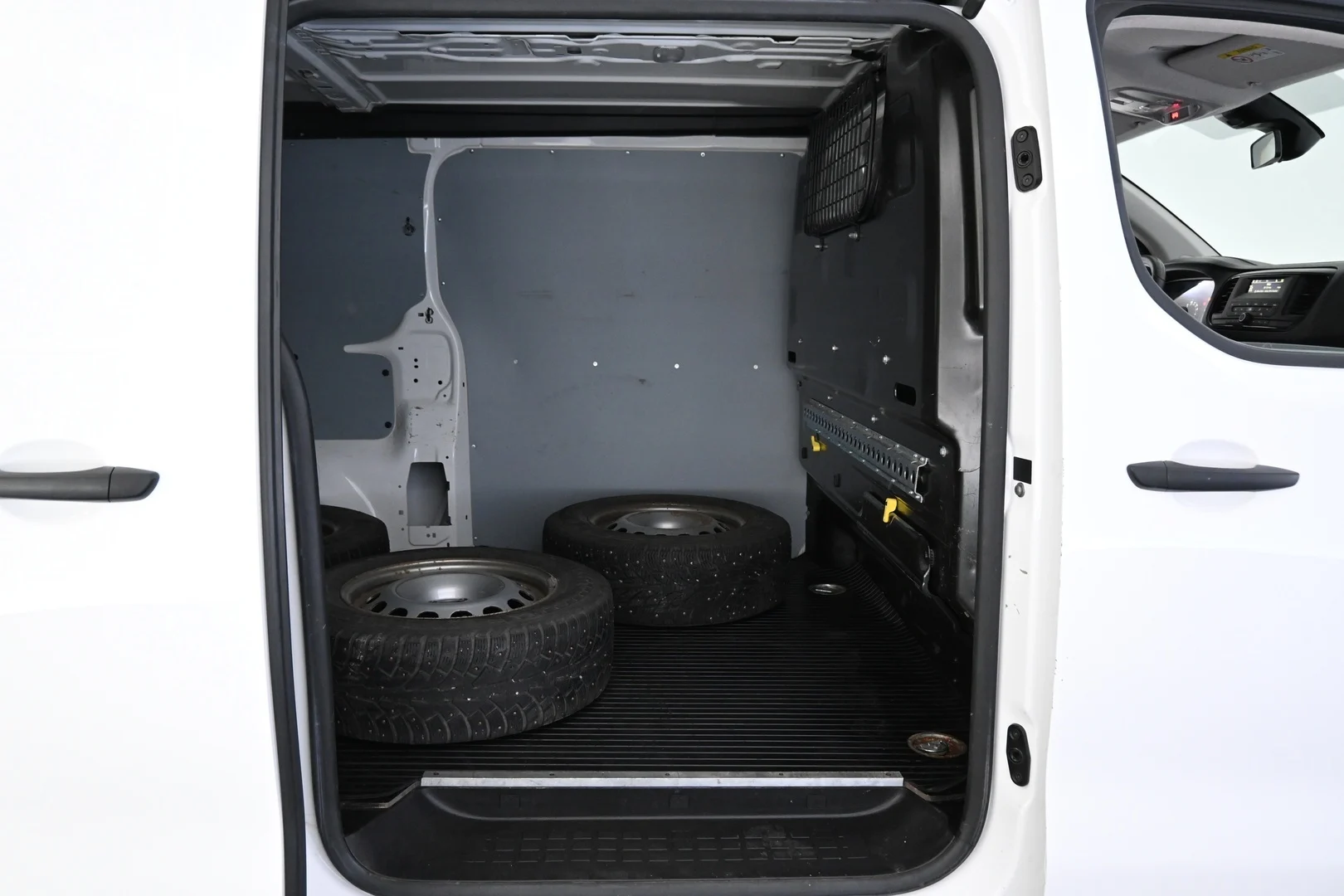 Car Image - 6NWsVnRljGOCtaGxndhh2J