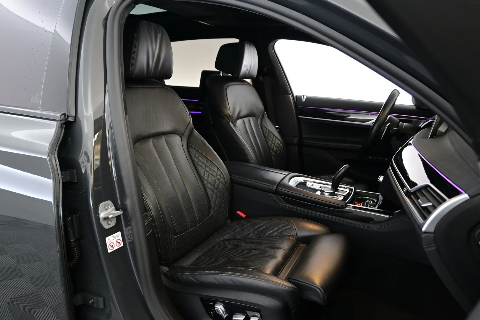 Car Image - W3H8PFELRnB9lYtpeRbJe