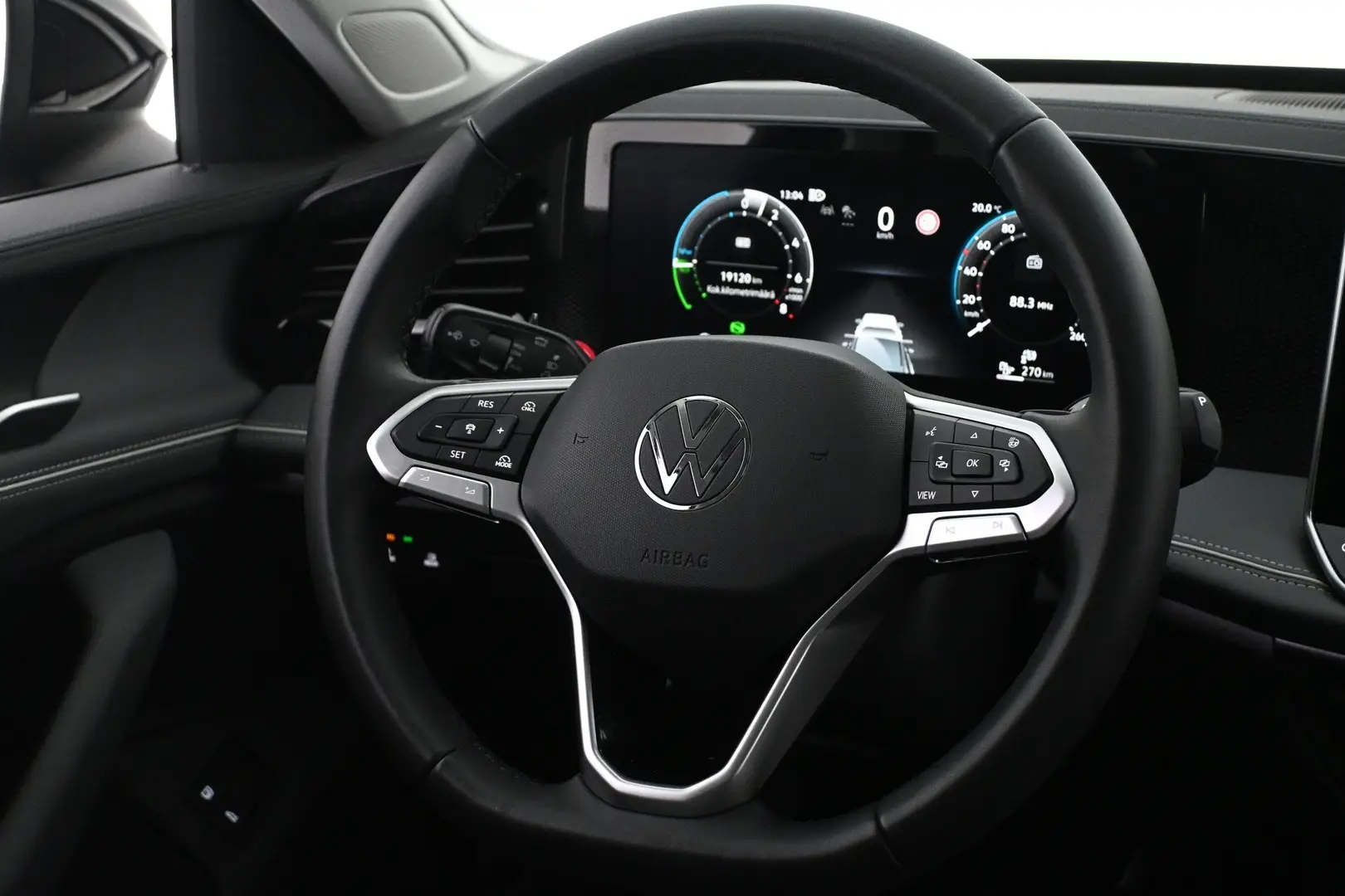 Car Image - 3JSwX9fuPMHkVqxc0EzWtD