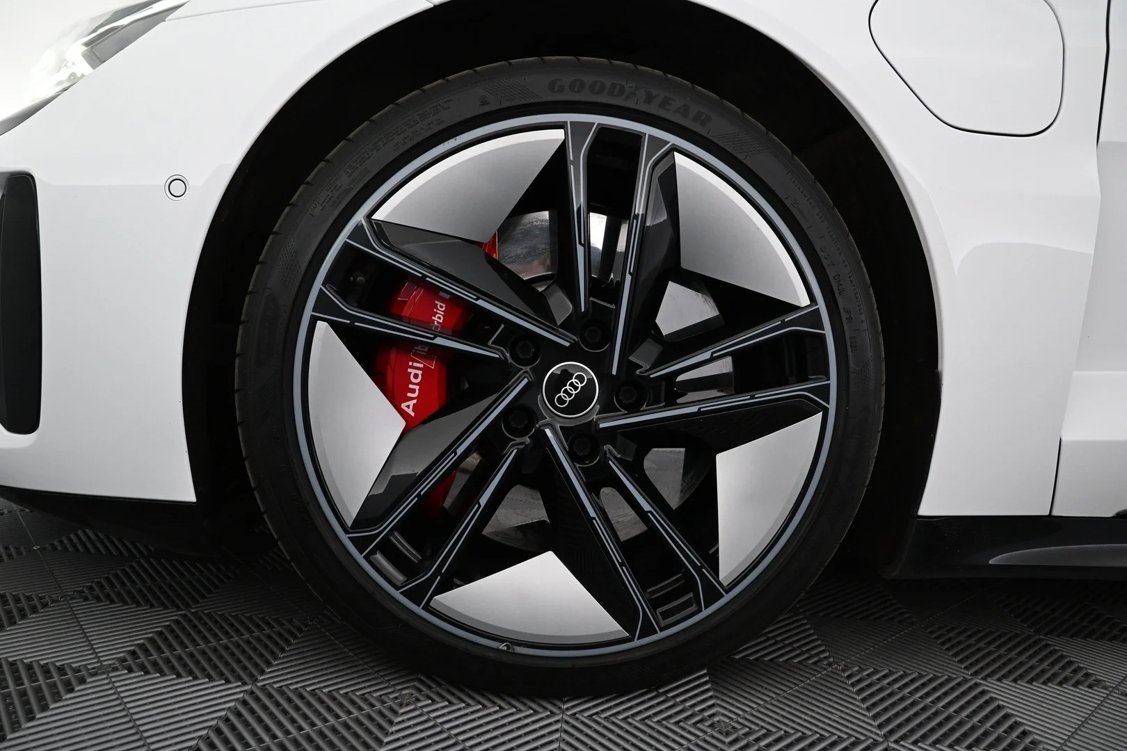 Car Image - 1dnZDa7Gf26mg8YeYR7d3u