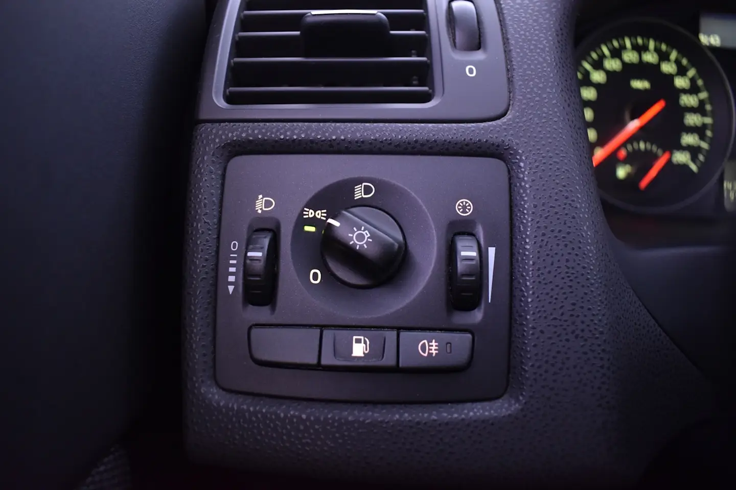 Car Image - cjaL5d8EdaRo0SfDm6rrr