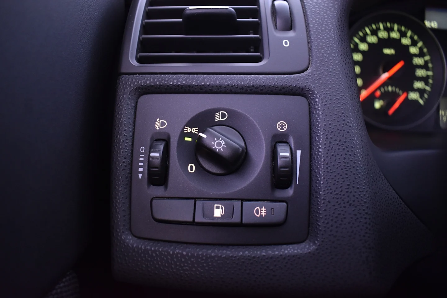 Car Image - cjaL5d8EdaRo0SfDm6rrr