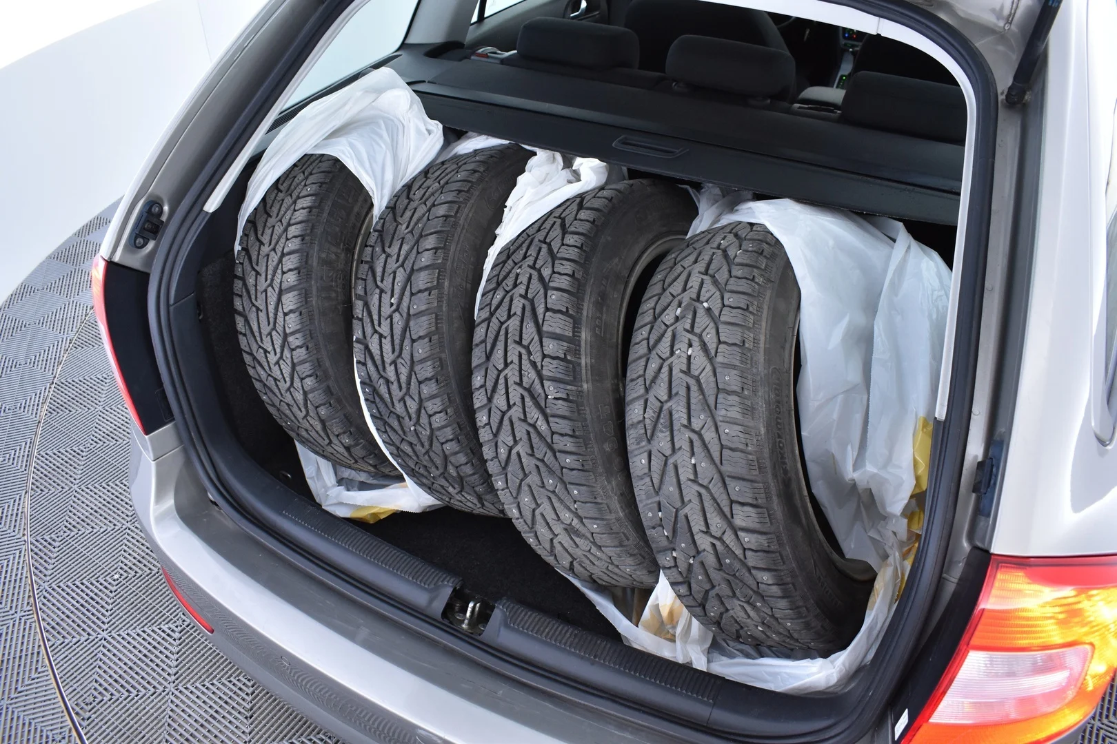 Car Image - 1lns25TQIJ5DBvGb5UOPlx