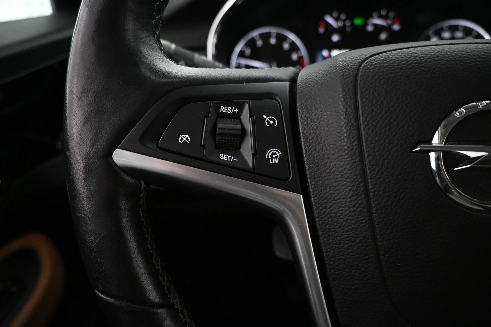Car Image - 3AYLctfjcNFymsUSw7eM11