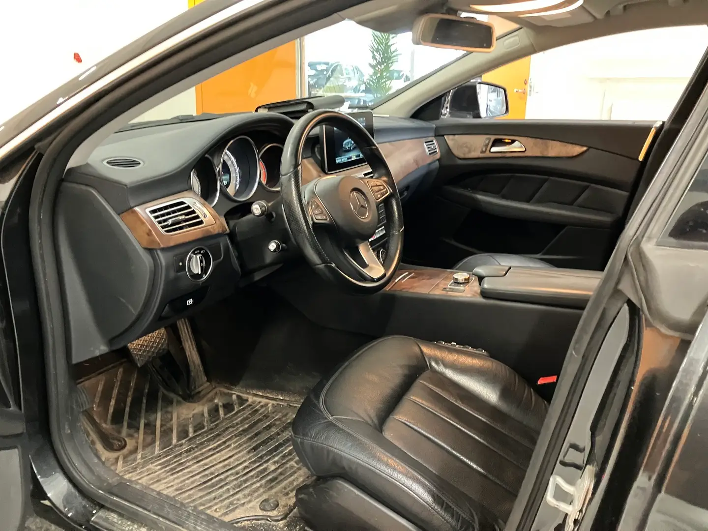 Car Image - IJgOBqvc8hUWnVxC2oeAj