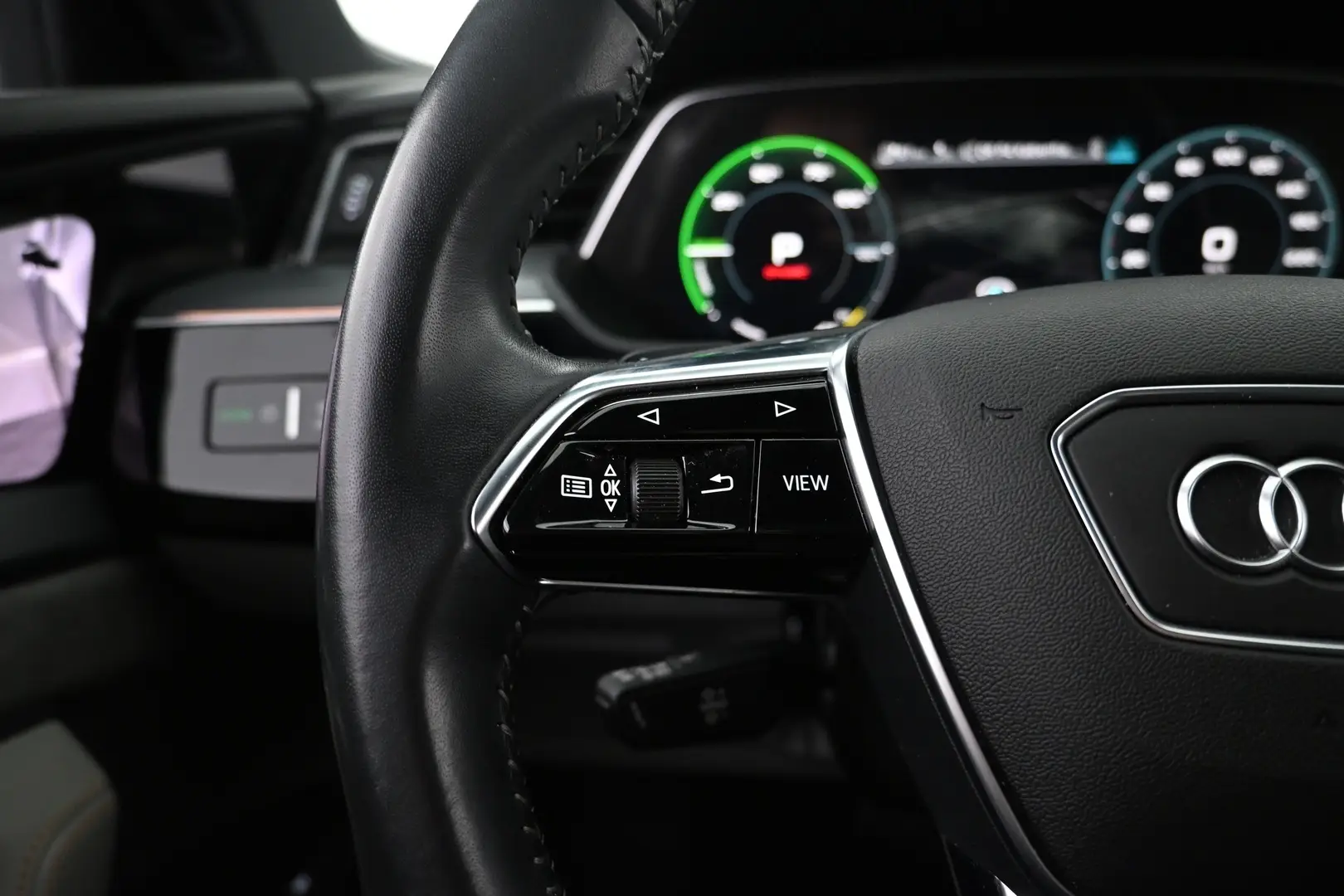 Car Image - 5tI86P4IYCglB5Gz8T0IeF