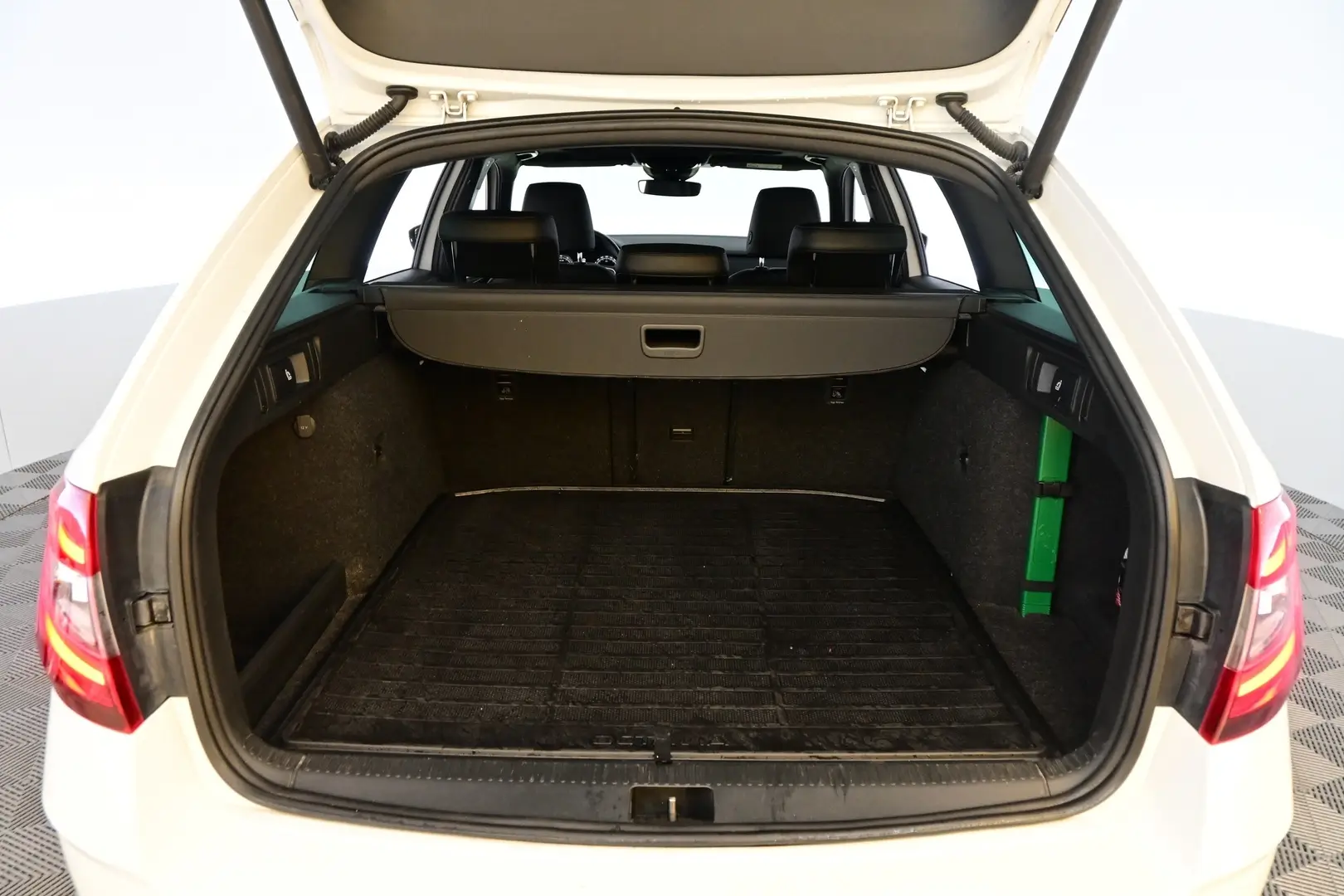 Car Image - 6LrKMFi4wGZUD7guYhlAtU