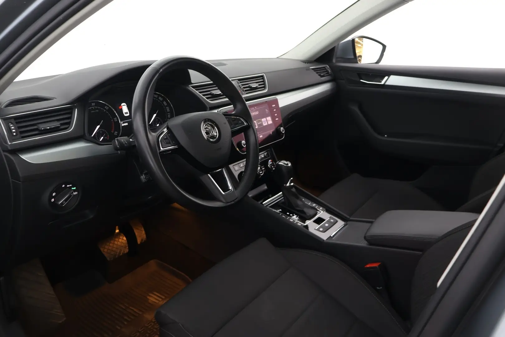 Car Image - rCaJJ6GTmym3gfVvIQGIc